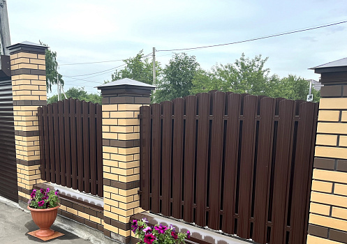 Установка забора из металлического штакетника на кирпичных столбах фото